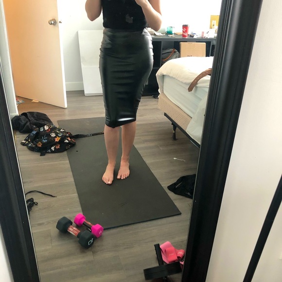 Fake leather skirt - Picture 1 of 3